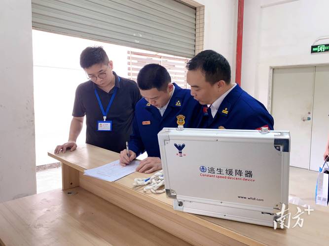 人员介绍,对使用单位的独立式感烟火灾探测报警器,消防应急照明灯具